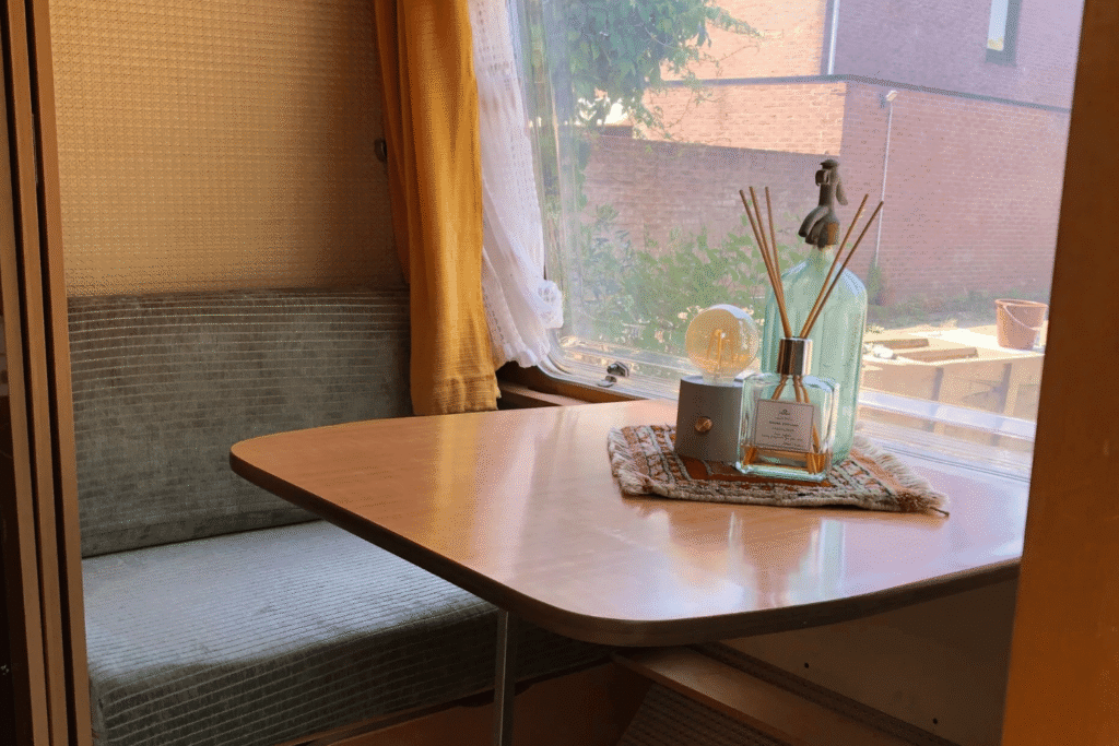 Kamperen met kinderen in een retro caravan wat werkt en wat absoluut niet