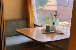 Kamperen met kinderen in een retro caravan wat werkt en wat absoluut niet