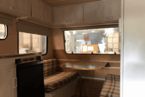 Zo richt je een kleine caravan in zodat hij voor twee mensen écht comfortabel voelt